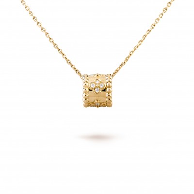 VAN CLEEF ARPELS PERLÉE CLOVERS PENDANT - YELLOW GOLD, DIAMOND  VCARO3YG00